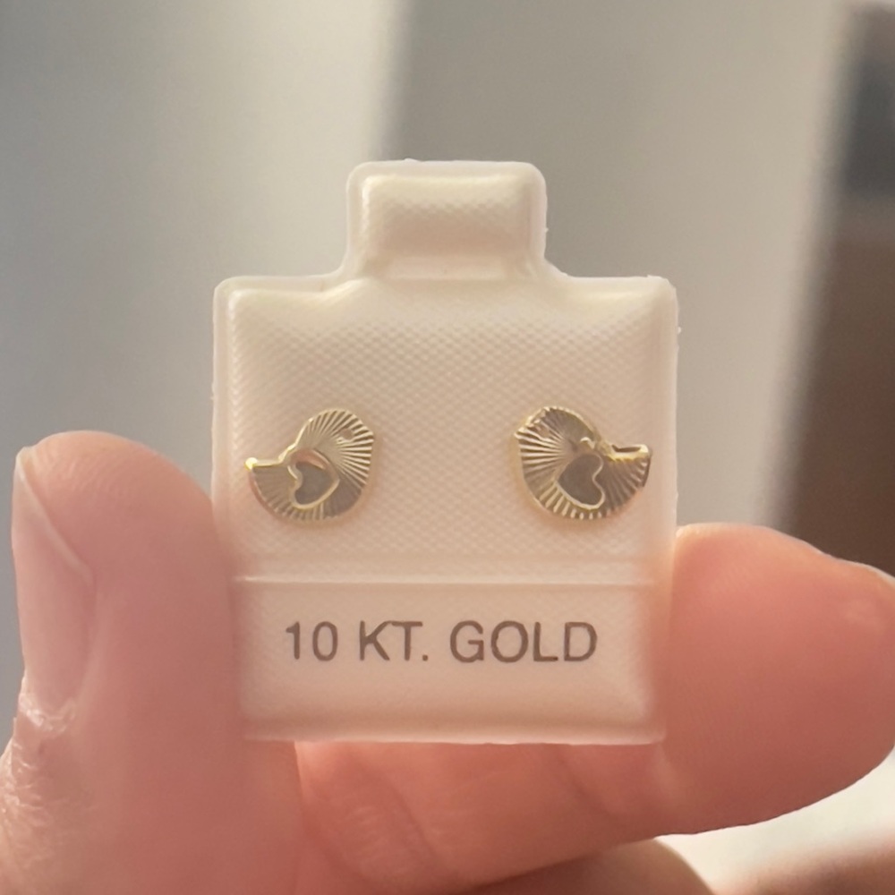 10k Solid Gold Heart Earrings✨🐥